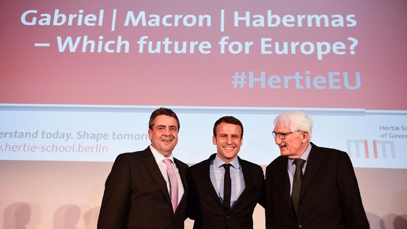 Emmanuel Macron en Berlín: el canciller y el presidente del SPD, Sigmar Gabriel, el candidato presidencial francés Emmanuel Macron y el filósofo alemán Jürgen Habermas (de izquierda a derecha) antes de su discusión en la Hertie School of Governance de Berlín
