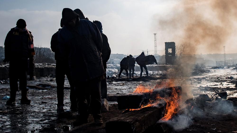 Balkanroute: Flüchtlinge wärmen sich an einem Feuer in der Nähe der serbischen Hauptstadt Belgrad.