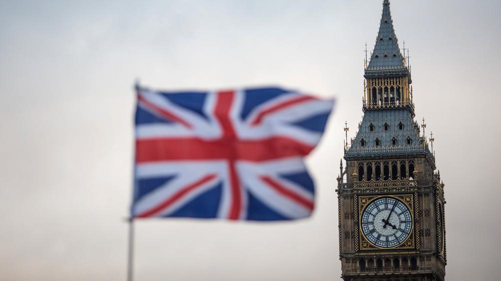 Großbritannien: Die britische Flagge, der Union Jack, weht über dem Big Ben in London.