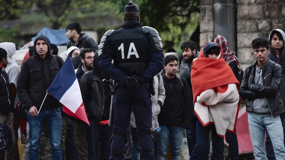 Frankreich: Ein Polizist bewacht die Evakuierung des Flüchtlingslagers in Paris