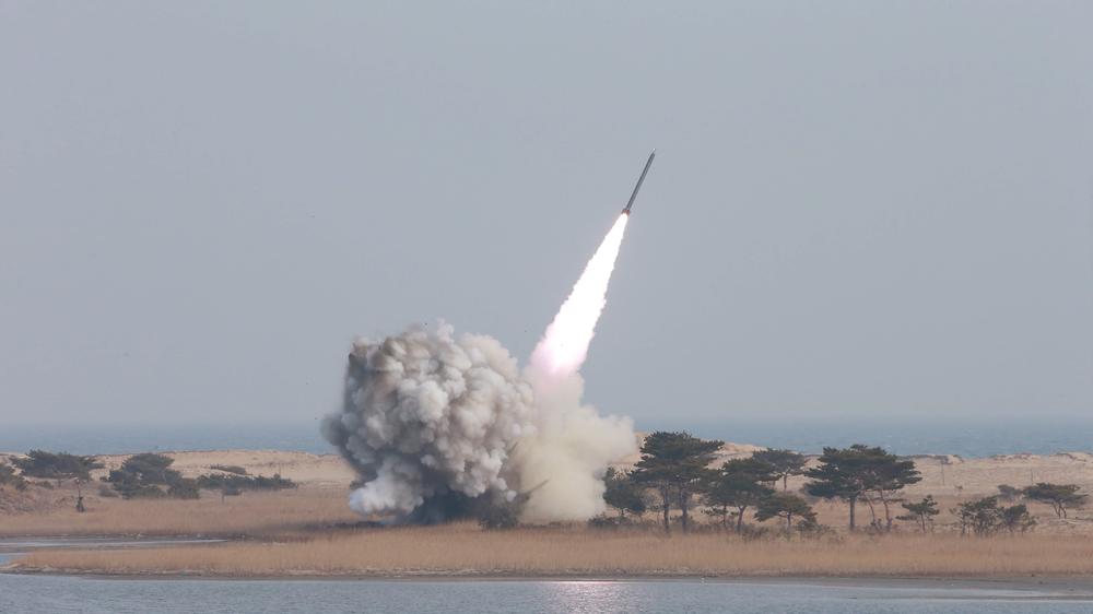 Atomwaffenverbot: Ein Raketenstart in Nordkorea. Das Land arbeitet an der Entwicklung von Atomwaffen. Das Foto stammt von der staatlichen Nachrichtenagentur Nordkoreas.