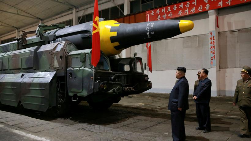 Kim Jong Un inspiziert eine Rakete.
