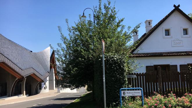 Von seinem Sommerhaus (rechts) hat Viktor Orbàn es nicht weit bis zum Stadion.