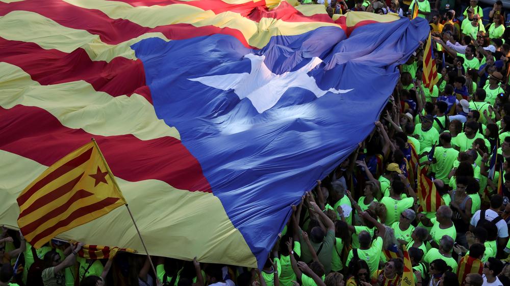 Katalonien: Demonstranten mit einer großen Estelada, der Flagge Kataloniens, in Barcelona