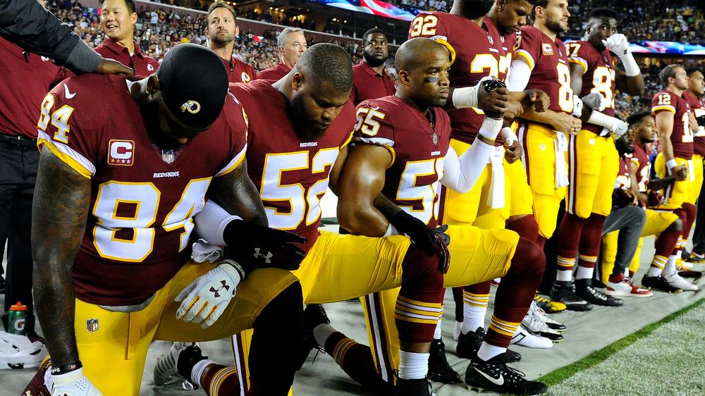 NFL: Spieler der Washington Redskins knien während der Nationalhymne.