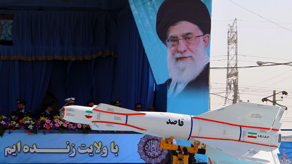 Iran-Abkommen: Raketenshow am Tag der Armee in Teheran, 2011. Im Hintergrund ein Bild des obersten Religionsführers des Iran, Ajatollah Ali Chamenei