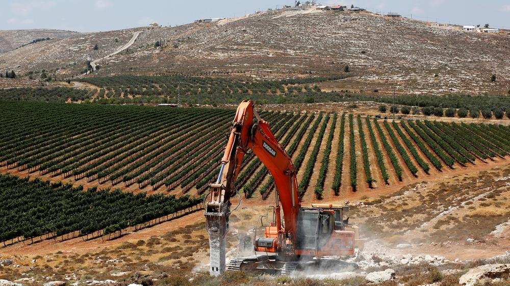 Nahost-Konflikt: Bereits im Juni rückten die Bagger im Westjordanland an: In der bislang illegalen Siedlung Amona wurde der Bau neuer Wohnungen genehmigt.
