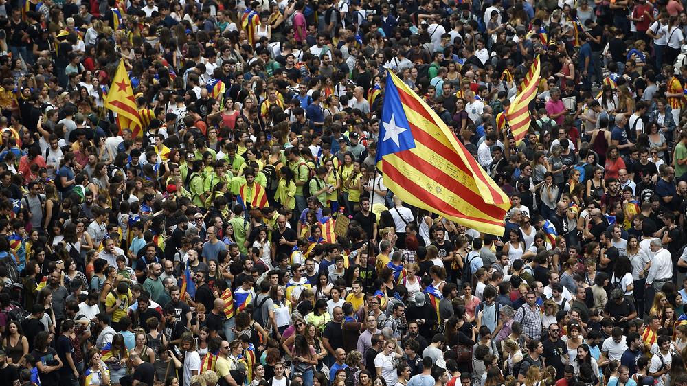 Spanien: In Barcelona demonstrieren Hunderttausende und schwenken Flaggen der Separatisten.