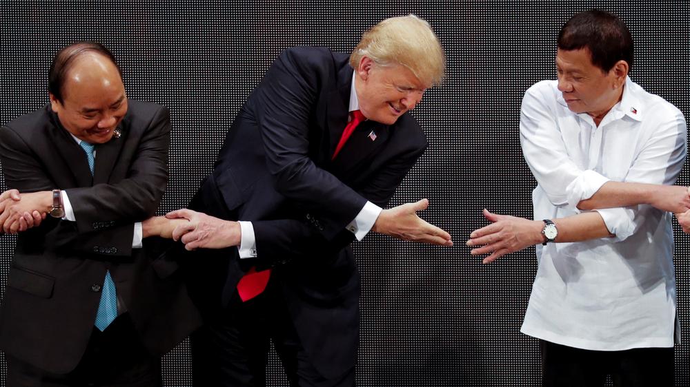 Philippinen: US-Präsident Donald Trump und sein philippinischer Amtskollege Rodrigo Duterte (rechts) beim Asean-Gipfel in Manila