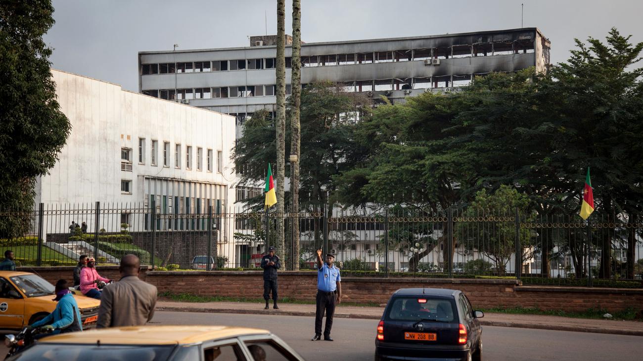 Kamerun Kamerunisches Parlament brennt ab ZEIT ONLINE