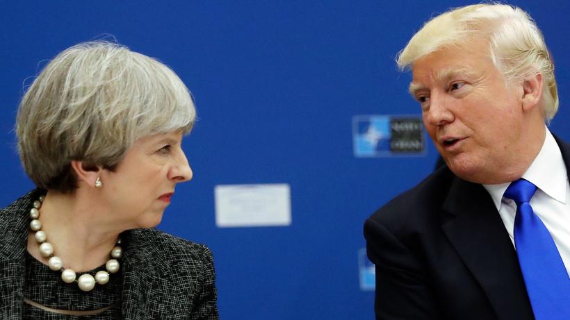 Islamfeindliche Videos: Theresa May und Donald Trump verstanden sich bisher, wie hier bei einem Nato-Treffen, relativ gut. 