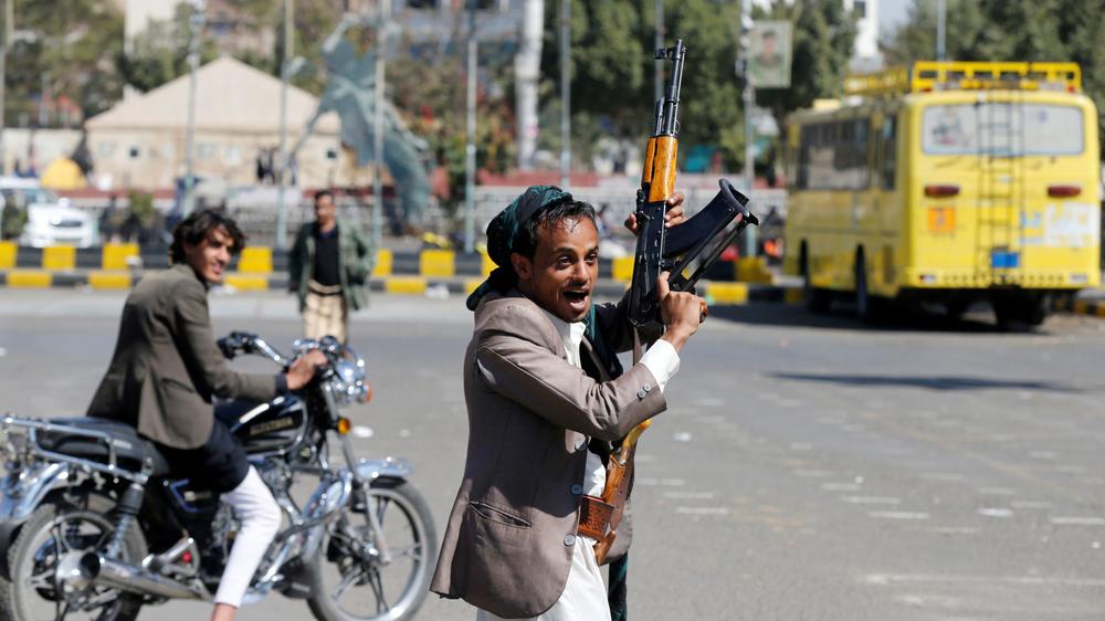 Jemen: Bewaffneter Huthi-Anhänger nach einer Kundgebung in Sanaa am 3. Dezember 2017