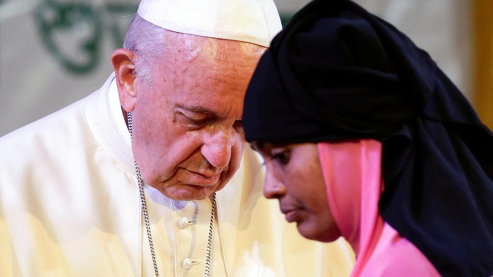 Papst Franziskus: Papst Franziskus trifft eine Gruppe Rohingya-Flüchtlinge in Dhaka.