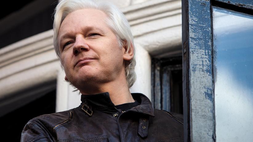 WikiLeaks: Ecuador bürgert Julian Assange ein  ZEIT ONLINE