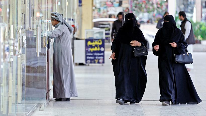 Saudi Arabien Saudische Frauen Dürfen Erstmals Fußballspiel - 