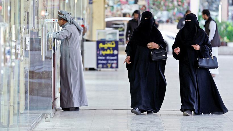 Saudi Arabien Saudische Frauen Dürfen Erstmals Fußballspiel - 