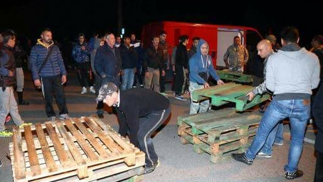 Männer aus Gorino beim Barrikadenbau