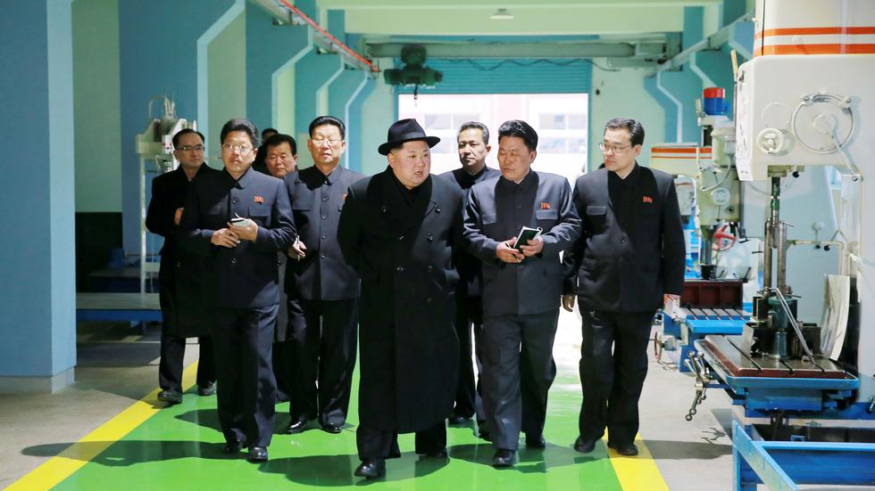 Kim Jong Un inspiziert eine Fabrik.
