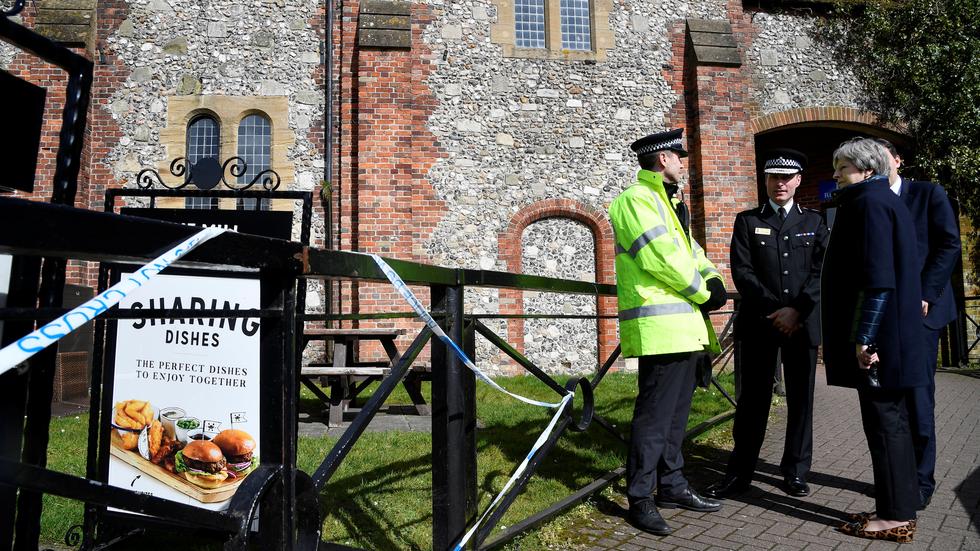 Giftanschlag auf Sergej Skripal: Die britische Premierministerin Theresa May am Tatort in Salisbury 