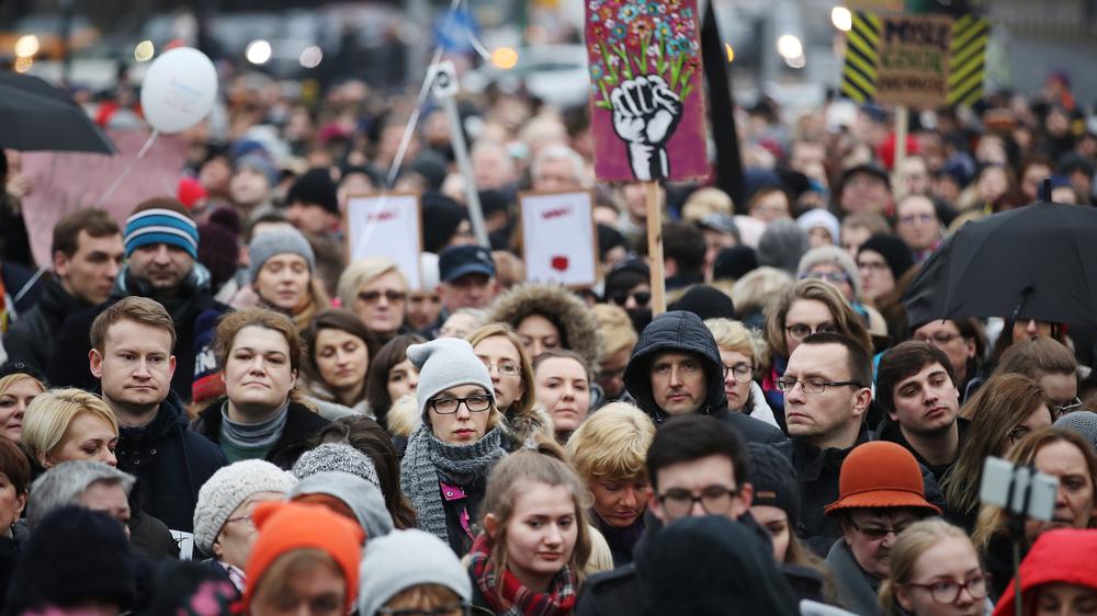 Polen: "Wer nicht gebärt, soll nicht bestimmen", fordern die Demonstrantinnen und Demonstranten auf der Kundgebung in Posen, Polen.