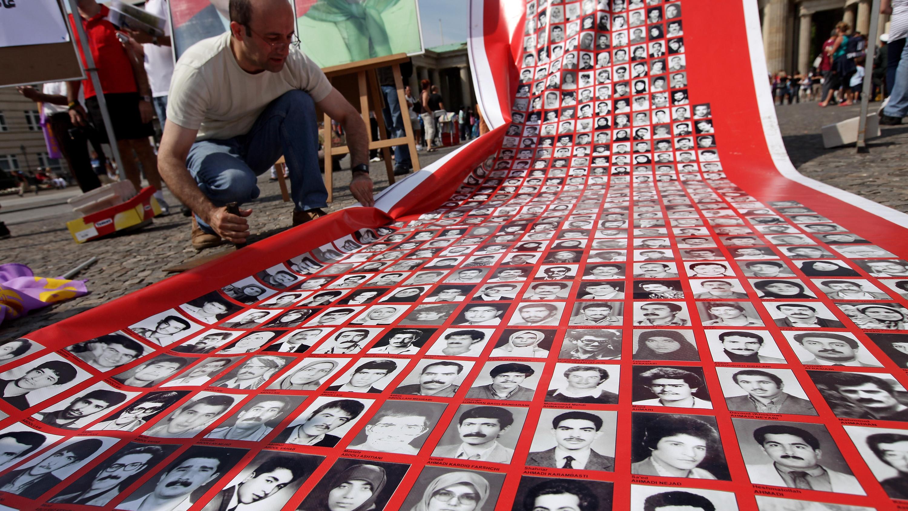 Gefängnismassaker von 1988: Eine Protestaktion in Berlin zeigt Porträts von Opfern der Massaker von 1988