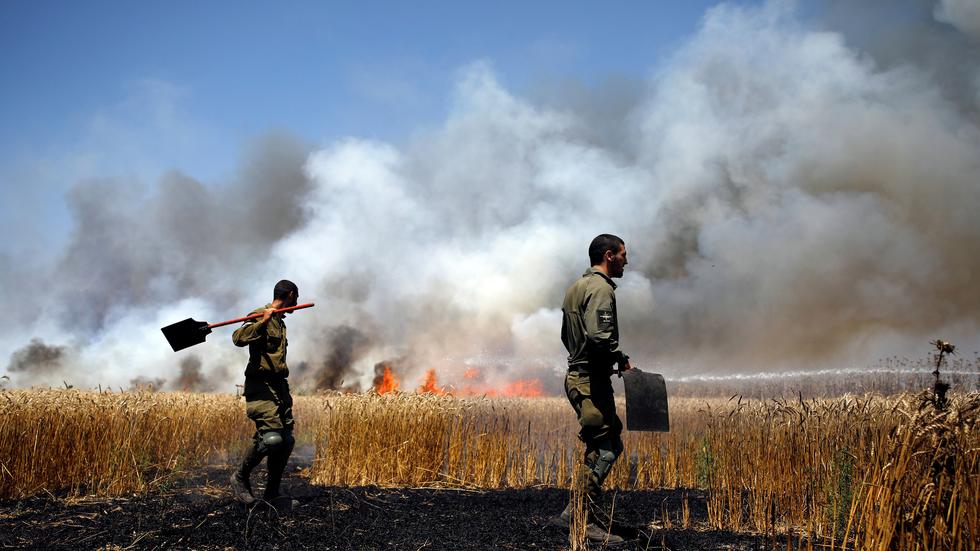 Nahostkonflikt: Israelische Soldaten löschen ein Feuer, dass bei den Protesten im Gazastreifen ausgebrochen ist.