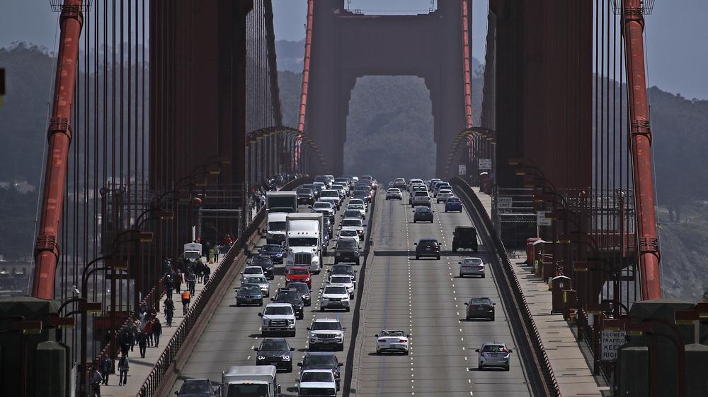 Umweltbehörde EPA: Autos fahren auf der Golden Gate Bridge in Sausalito, Kalifornien.