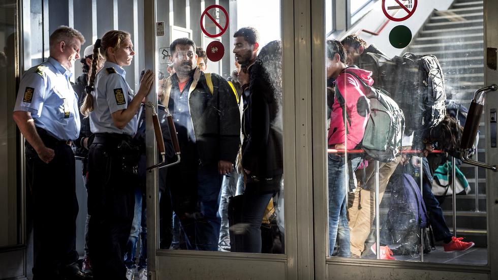 Dänemark: Migranten werden im Herbst 2015 am Hafen Rodby von der dänischen Polizei in Empfang genommen.
