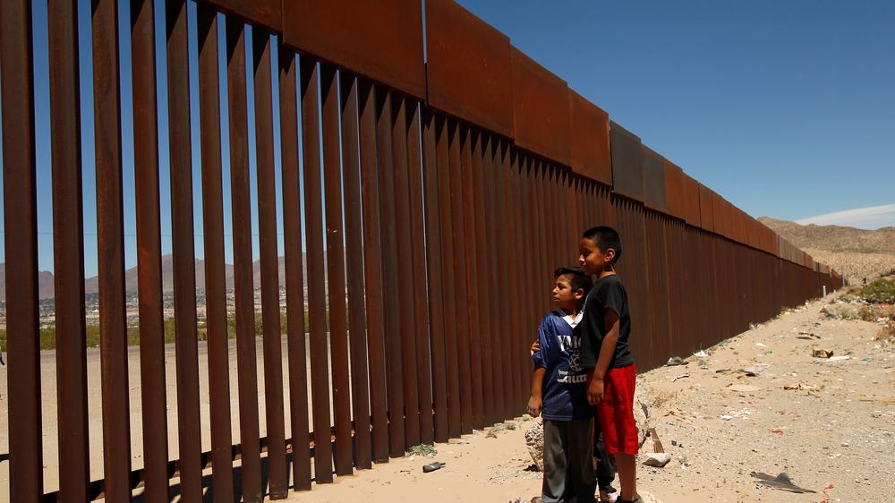 Vereinte Nationen: Kinder schauen in der Nähe der Stadt Ciudad Juárez durch den Grenzzaun zwischen Mexiko und den USA.