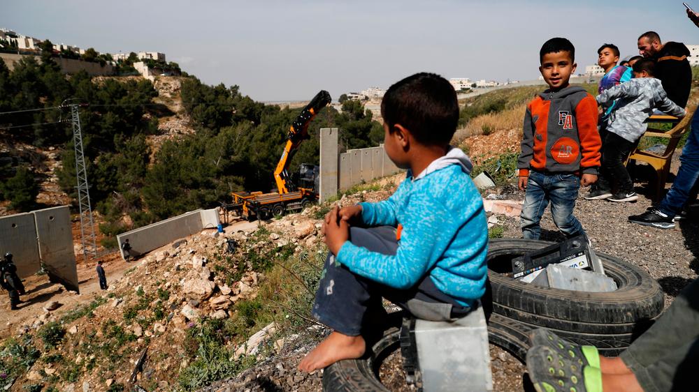 Nationalstaatsgesetz: Ursprünglich sollten laut dem neuen Nationalstaatsgesetz Kommunen entstehen dürften, die Arabern aufgrund ihrer ethnischen Zugehörigkeit ein Wohnrecht vorenthalten könnten. Nach Kritik heißt es nun: "Der Staat sieht die Entwicklung jüdischer Siedlungen als nationalen Wert an und wird deren Entstehung fördern und unterstützen."