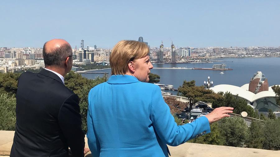 Angela Merkel In Baku Aserbaidschan Will Mehr Gas In Den Westen Liefern Zeit Online