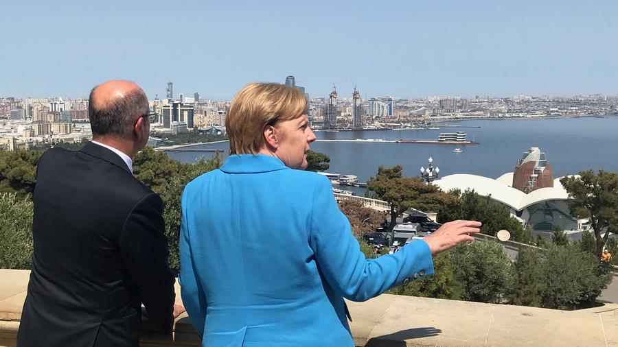 Angela Merkel In Baku Aserbaidschan Will Mehr Gas In Den Westen Liefern Zeit Online