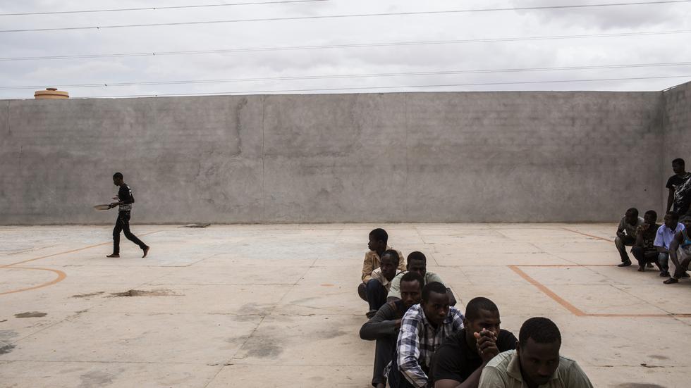 Libyen: Migranten in einem Gefangenenlager nahe der libyschen Stadt Misrata 