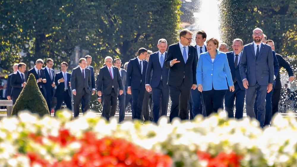 EU-Gipfel: Die Staatschefs der EU auf dem Weg zum Gruppenfoto