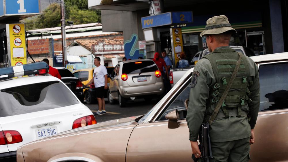 Venezuela: Ein venezolanischer Soldat steht an einer Tankstelle in San Cristobal.