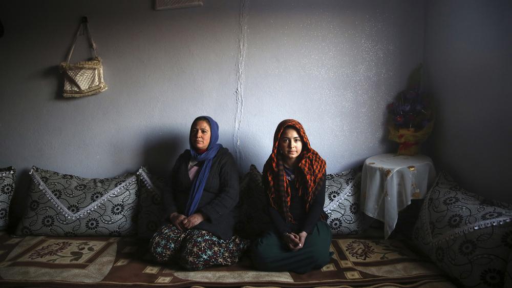 Menschenrechte: Zwei Frauen in einem Dorf in der kurdischen Provinz Mardin