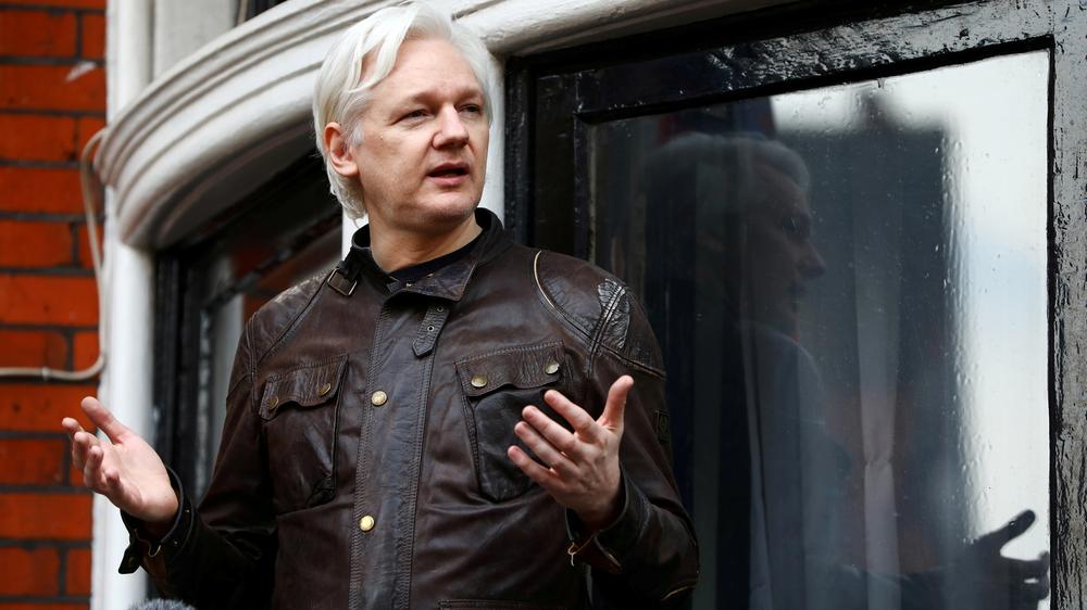 WikiLeaks-Gründer: Julian Assange auf dem Balkon der ecuadorianischen Botschaft in London, wo er sich seit 2012 aufhält.
