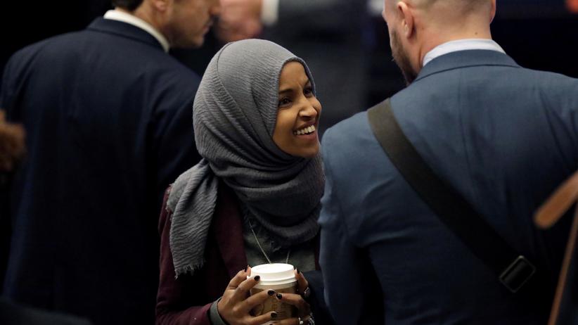 US-Demokraten: Ilhan Omar wurde ins Repräsentantenhaus der USA gewählt – und kämpft nun dafür, dass dort religiöse Kopfbedeckungen erlaubt werden.