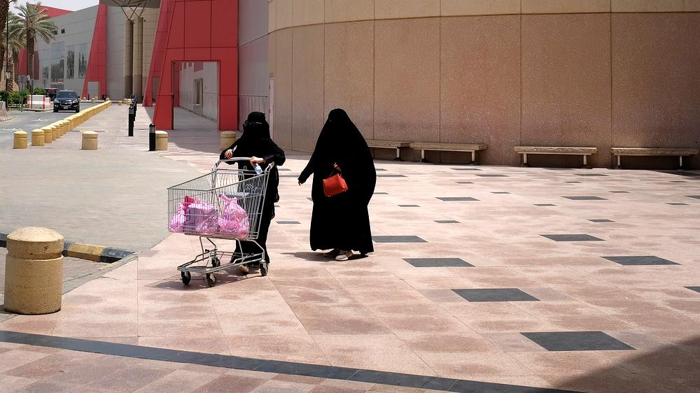 Saudi-Arabien: In Riad: Frauen in Saudi-Arabien leben ein unterdrücktes und von Männern weitgehend separiertes Leben.