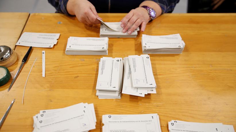 Volksabstimmung: Ein Wahlbüro im Stadtkreis 3 in Zürich