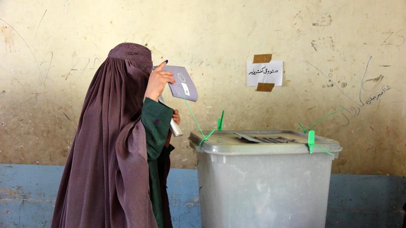 Afghanistan: Eine Frau gibt ihre Stimme ab bei der Parlamentswahl im Oktober 2018.