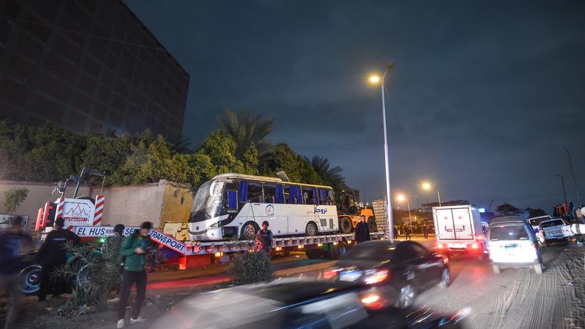 Anschlag auf Touristenbus: Bei der Bombenexplosion in der Nähe eines Busses mit Touristen sind in Ägypten vier Menschen getötet worden.