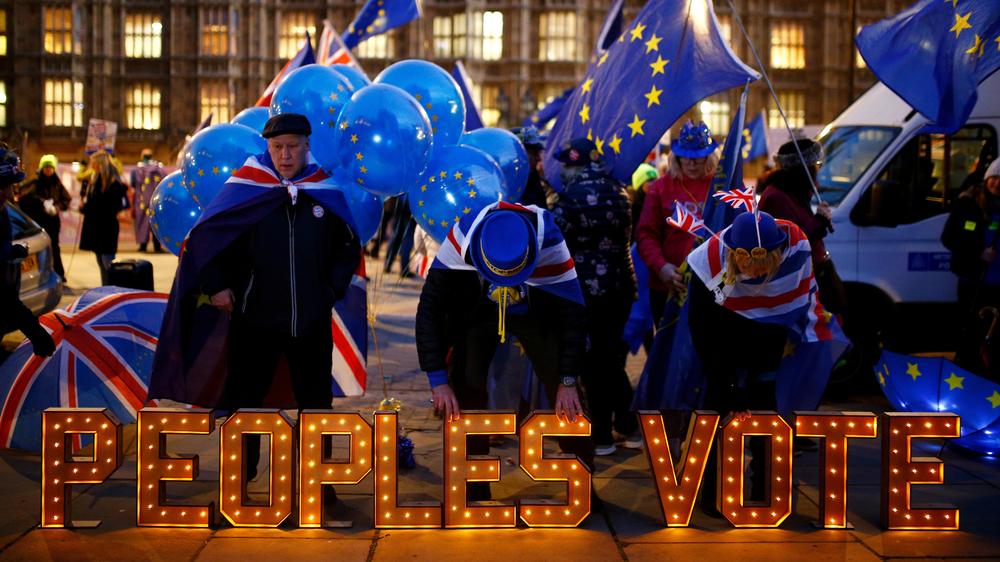 Brexit: Brexit-Gegnerinnen und -Gegner demonstrieren vor dem britischen Parlament in London.