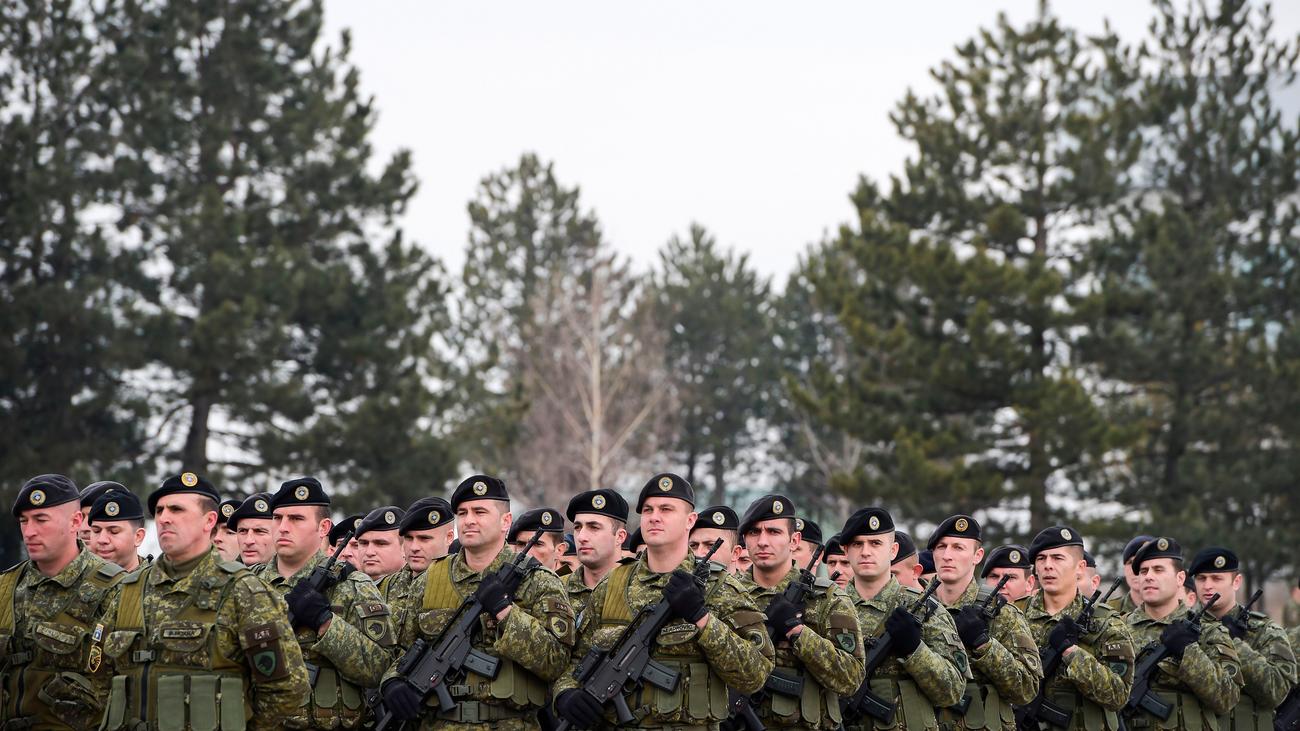 Militarisierungspläne: Kosovo bekommt eigene Armee | ZEIT ONLINE