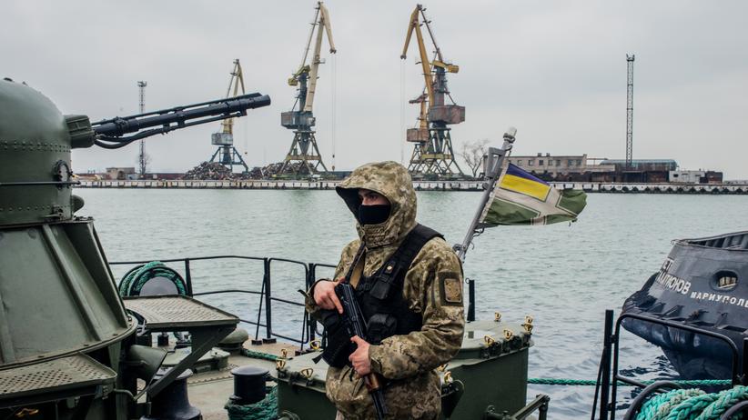 Petro Poroschenko: Ein ukrainischer Soldat auf einem Militärschiff im Asowschen Meer im November 2018