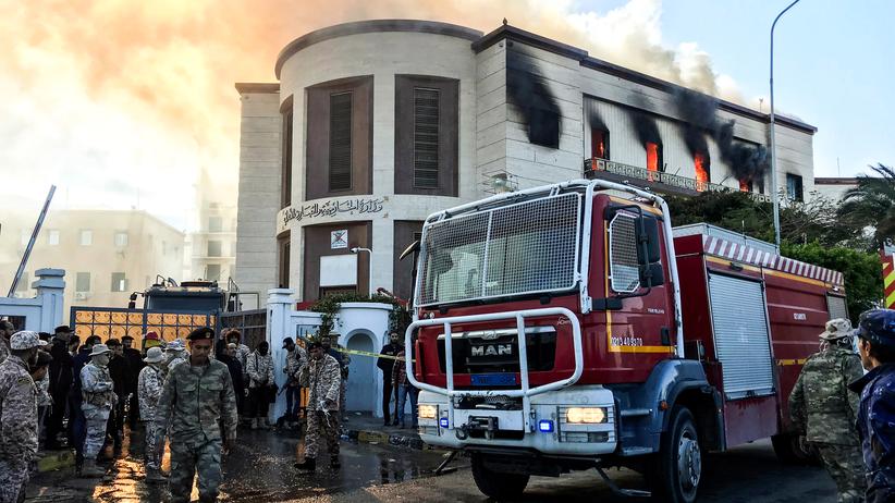 Tripolis: Rettungs- und Sicherheitskräfte vor dem libyschen Außenministerium in der Hauptstadt Tripolis