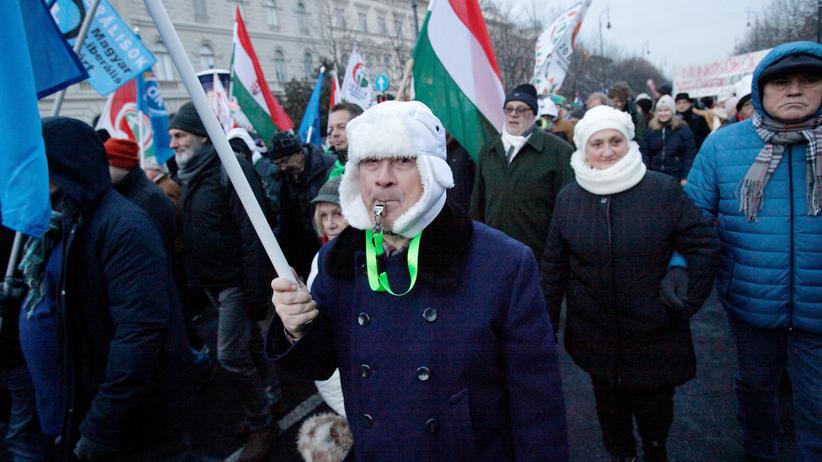 Arbeitsrecht: In Budapest protestieren Demonstranten gegen das Überstundengesetz der Regierung.