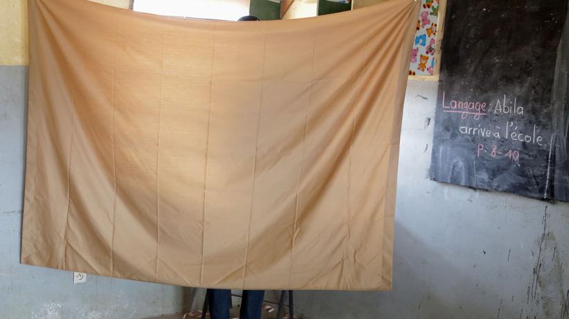 Gabun: Ein Gabuner bei der Wahl im Oktober 2018