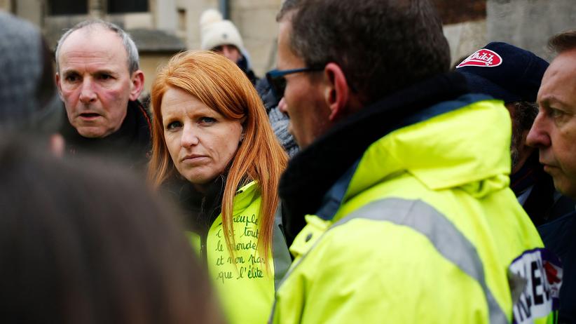 Frankreich: Ingrid Levavasseur steht zwischen einigen Gelbwesten-Demonstranten.