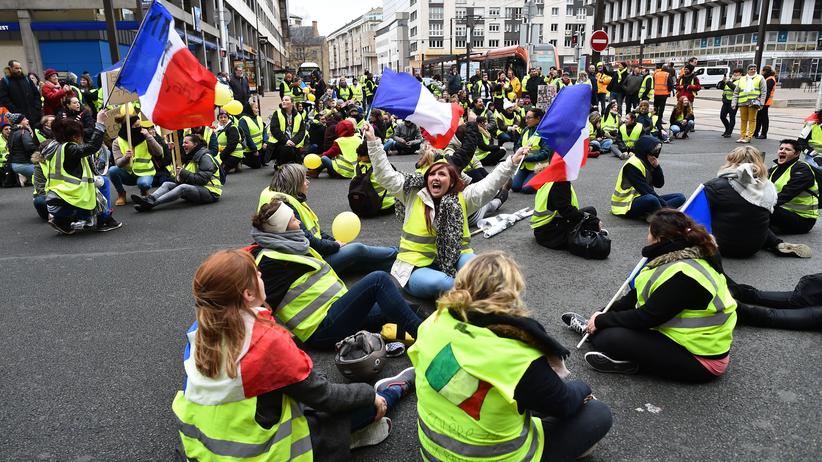 Gelbwesten: Frauen in Le Mans protestierten am 13. Januar 2019 in gelben Westen gegen Polizeigewalt. Die französische Polizei war zunehmend aggressiv gegen Demonstrierende in gelben Westen vorgegangen.